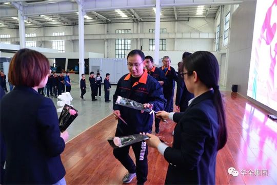 母親節(jié)到了，華全集團職工領取鮮花送給媽媽