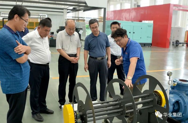 華全集團(tuán)董事長(zhǎng)趙立增向山東省應(yīng)急管理廳領(lǐng)導(dǎo)介紹應(yīng)急裝備產(chǎn)品