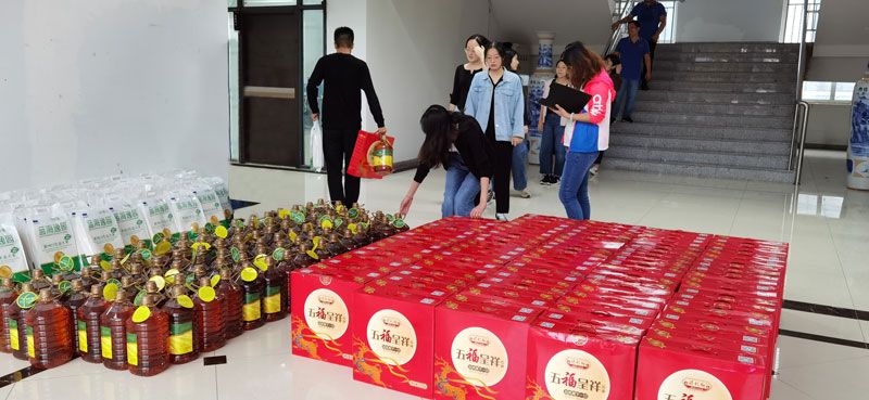 華全集團員工領取中秋節福利