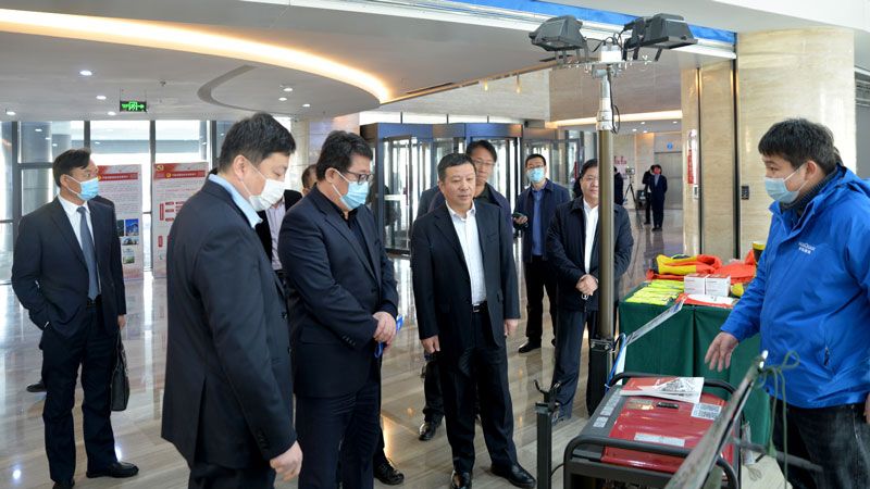 濰坊市領導蒞臨華全集團展位，詳細詢問公司發展情況、產品情況等