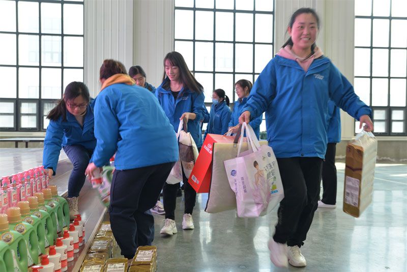 華全集團女職工領取三八婦女節(jié)禮物