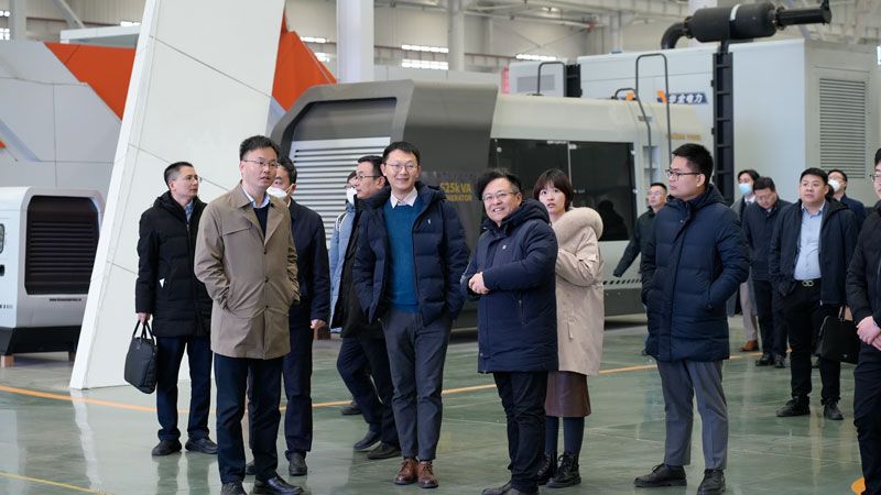 華全集團(tuán)董事長趙立增向中國東方資產(chǎn)管理股份有限公司領(lǐng)導(dǎo)做匯報(bào)